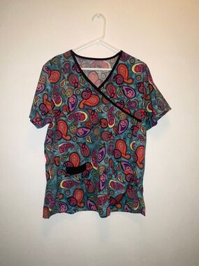 (COLORFUL PAISLEY) Women Scrub Top Size (Large)